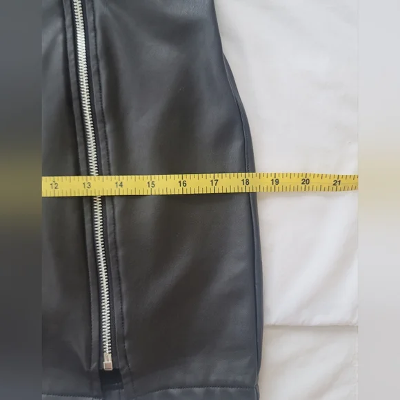 Guess Faux Leather Mini Skirt With Double Zippers New - Picture 7 of 10